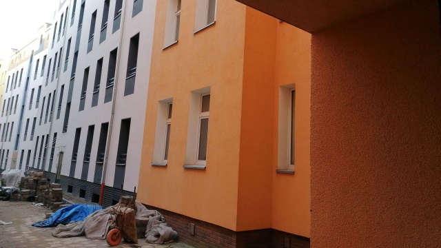 Szczecińskie TBS prowadzi generalną przebudowę dziewięciu oficyn w budynkach przy ulicy Pocztowej i alei Bohaterów Warszawy w Szczecinie.