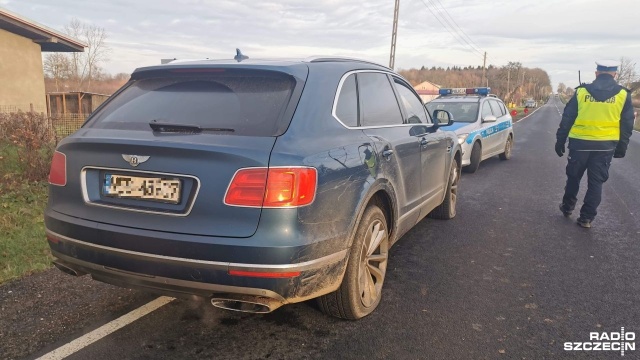 Policjanci z Kołobrzegu ścigali kierowcę osobowego Bentleya, który nie chciał się zatrzymać do kontroli. W trakcie pogoni padły strzały.