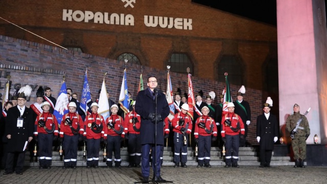 Polska jest niezłomną wolą Polaków walczących o lepsze jutro, o wolność i solidarność - powiedział premier Mateusz Morawiecki podczas uroczystości upamiętniających ofiary pacyfikacji kopalni Wujek.