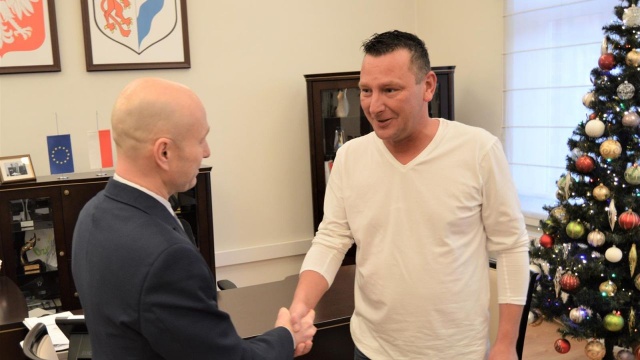 Wziął udział w szkoleniu z pierwszej pomocy dla taksówkarzy, już dzień po pierwszych zajęciach uratował człowieka. Paweł Poźniak pomógł pieszemu przy ulicy Wyszyńskiego w Stargardzie.