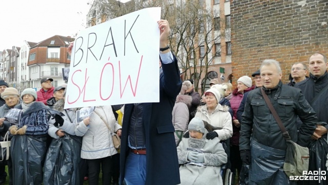 Mieszkańcy Kołobrzegu i grupa polityków Prawa i Sprawiedliwości protestowali wobec drastycznych podwyżek cen za wywóz śmieci w mieście.