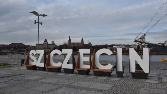 Składa się z liter o wysokości 1,85 m. Można zrobić sobie przy nim zdjęcie, ale też odpocząć, bo litery mają zamontowane siedziska.