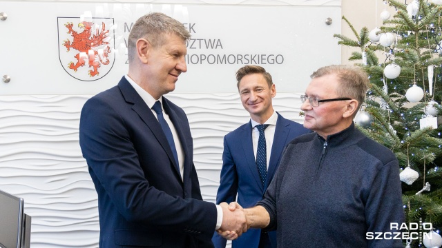 Uratował przechodnia, który na ulicy dostał zawału. W środę podziękował mu za to, między innymi marszałek województwa zachodniopomorskiego Olgierd Geblewicz i dyrektor Wojewódzkiej Stacji Pogotowia Ratunkowego w Szczecinie.