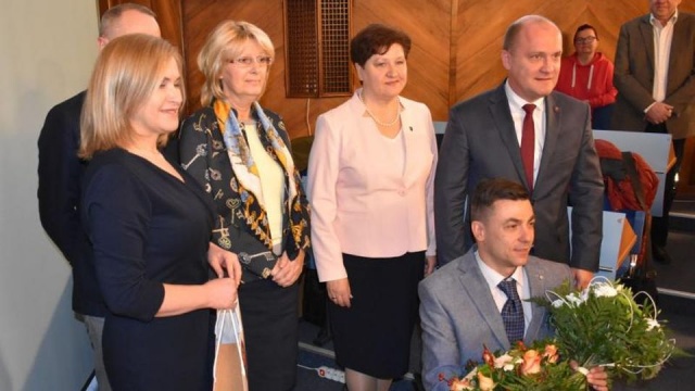 Pomaga niepełnosprawnym ruchowo funkcjonować z ich ograniczeniami - w środę dostał od radnych tytuł Mecenasa Osób Niepełnosprawnych. Krzysztof Lechniak jest instruktorem Fundacji Aktywnej Rehabilitacji.
