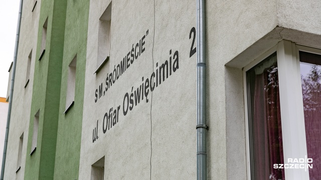 Większość opozycyjnego klubu PiS chciała - w zgodzie z prawdą historyczną - zmienić nazwę ulicy Ofiar Oświęcimia na Ofiar Auschwitz, albo ustanowić tam ulicę świętego Maksymiliana Kolbego. Ostatecznie przeciw byli radni KO i Bezpartyjni - a także jeden z PiS, a dwóch innych radnych tego klubu się wstrzymało.