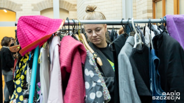 Grafiki, książki, plakaty, rzeźby, a także coś słodkiego, można kupić na jarmarku charytatywnym, który trwa na Akademii Sztuki w Szczecinie.