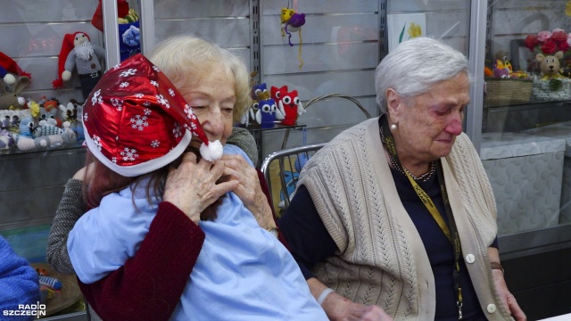 Zaśpiewali świąteczne piosenki, złożyli życzenia, a na koniec rozdali prezenty. Dzieci z przedszkola Pentliczek w Szczecinie odwiedziły seniorów w Domu Pomocy Społecznej przy Ściegiennego.