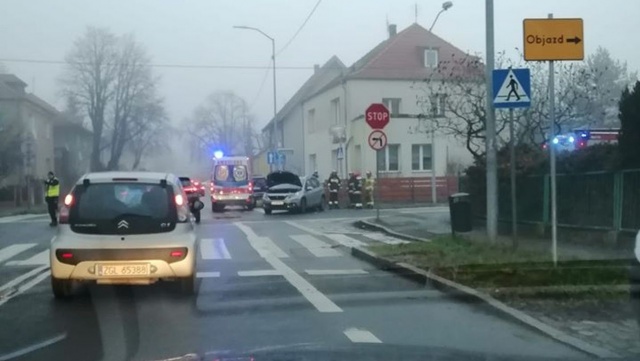Wypadek na skrzyżowaniu ulic Łukasińskiego z Reduty Ordona w Szczecinie. Zderzyły się tam dwa samochody.