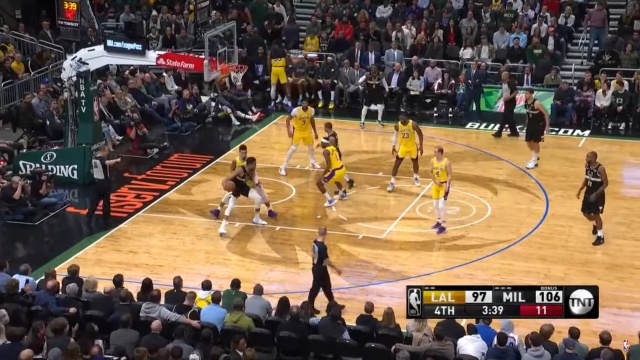 Milwaukee Bucks pokonali we własnej hali Los Angeles Lakers 111:104 w spotkaniu na szczycie, w ramach fazy zasadniczej rozgrywek ligi koszykarskiej NBA.