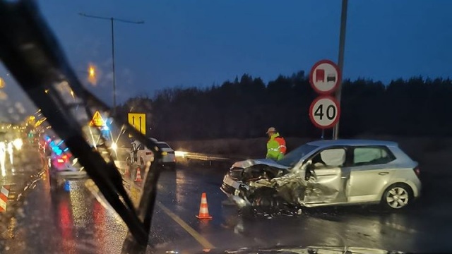 Dwa auta zderzyły się przed godziną 6 na Węźle Kijewo w stronę Szczecina. Jedna osoba jest ranna. Na miejscu pracują służby, tworzą się korki.