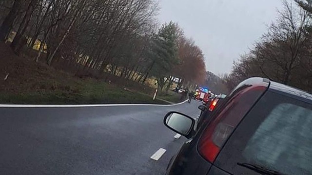 Auto osobowe wpadło w poślizg i uderzyło w drzewo. Na miejscu lądował śmigłowiec pogotowia ratunkowego. Przejazd drogą nr 20 w Dzwonowie odbywa się w trybie wahadłowym. Przewidywany czas utrudnienia: do godz. 15.