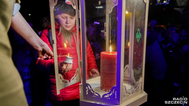 Pod hasłem Światło, które daje moc, Betlejemskie Światło Pokoju przekazali sobie harcerze i mieszkańcy przy Placu Lotników w Szczecinie. Trwa tam Jarmark Bożonarodzeniowy.