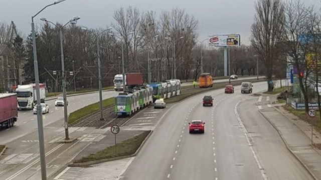 Były kłopoty w kursowaniu tramwajów nr 2, 7 i 8 - na torowisku niedaleko Basenu Górniczego zakopał się samochód techniczny.