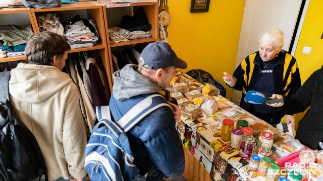 Sałatki, pierogi, ciasta i owoce, czyli to wszystko co zostało w lodówkach po świętach od rana mieszkańcy Szczecina przynoszą do Jadłodzielni.