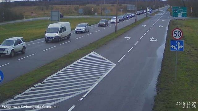 Powroty ze Świąt Bożego Narodzenia coraz bardziej widoczne na zachodniopomorskich drogach. Przede wszystkim na przeprawie karsiborskiej w Świnoujściu. Oczekiwanie na prom po stronie centrum miasta sięga już jednej godziny.