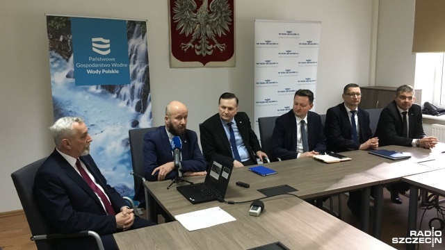 Barki będą mogły łatwiej przepłynąć pod mostem kolejowym w Kostrzynie. PKP Polskie Linie Kolejowe przebudują dojazd do mostu.