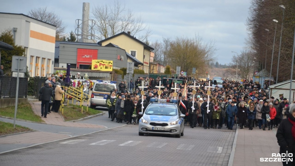 Po zakończeniu mszy żałobnej, o godzinie 14:00 z ulicy Kamieniarskiej w Koszalinie, kondukt żałobny, udał się na cmentarz komunalny, gdzie trwa ostatnie pożegnanie. Fot. Przemysław Polanin [Radio Szczecin]