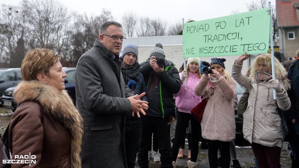 Uczniowie czekali przed wejściem na zastępcę prezydenta Szczecina - Krzysztofa Soskę, który przyjechał rozmawiać z nauczycielami i rodzicami. Fot. Łukasz Szełemej [Radio Szczecin]