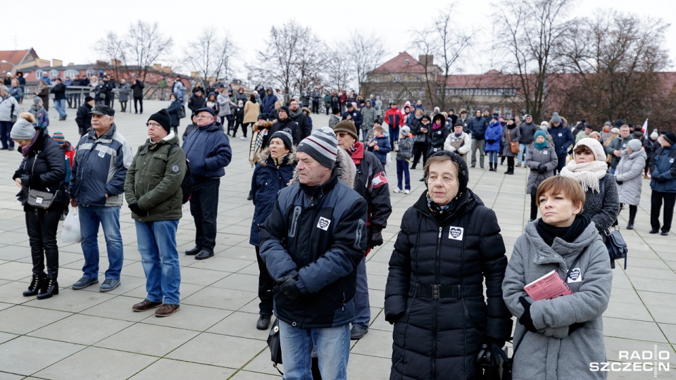 Kilkaset osób oglądało transmisję z mszy świętej i pożegnanie Pawła Adamowicza prezydenta Gdańska na Placu Solidarności w Szczecinie. Fot. Robert Stachnik [Radio Szczecin]