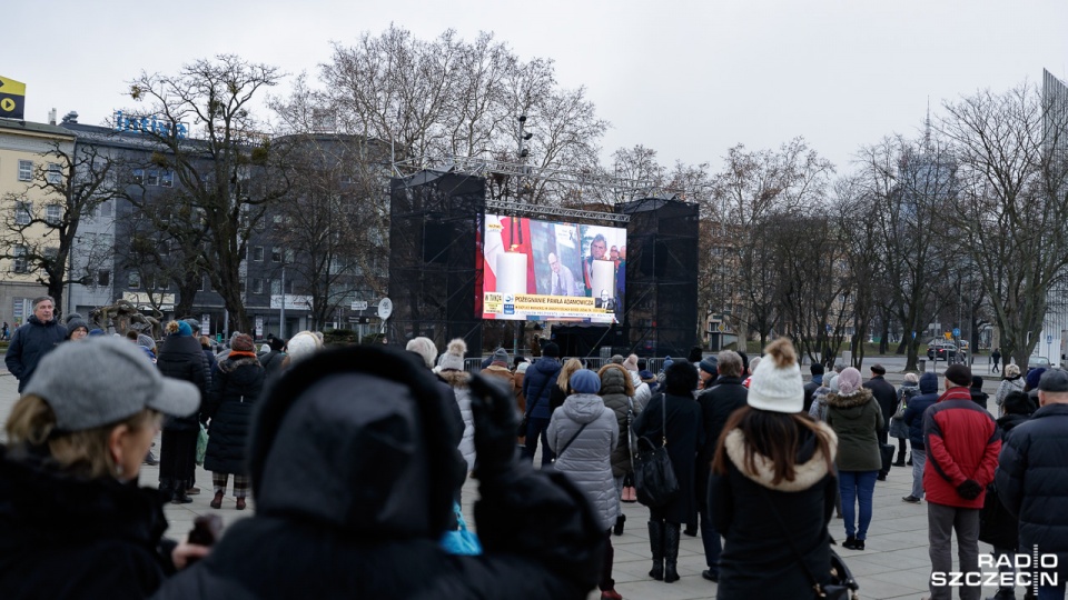 Kilkaset osób oglądało transmisję z mszy świętej i pożegnanie Pawła Adamowicza prezydenta Gdańska na Placu Solidarności w Szczecinie. Fot. Robert Stachnik [Radio Szczecin]