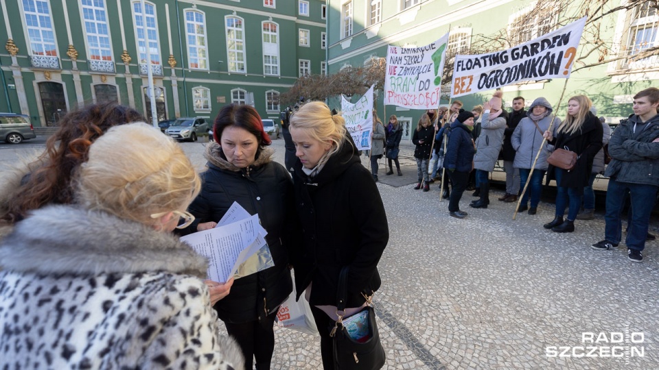 Protest rodziców i uczniów z Centrum Edukacji Ogrodniczej w Zdrojach. Fot. Robert Stachnik [Radio Szczecin]