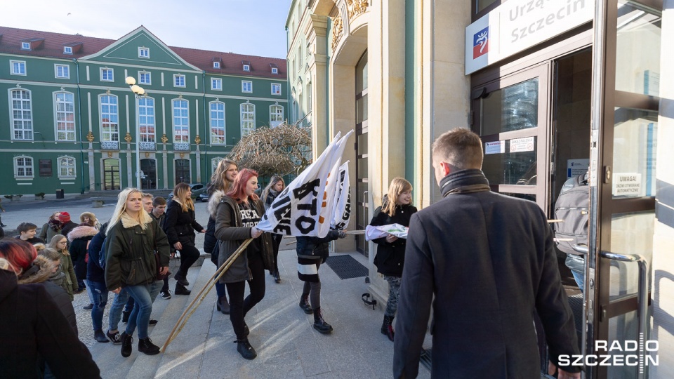 Protest rodziców i uczniów z Centrum Edukacji Ogrodniczej w Zdrojach. Fot. Robert Stachnik [Radio Szczecin]