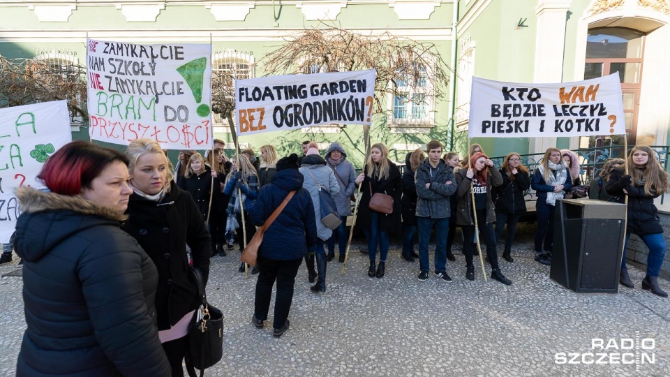 Protest rodziców i uczniów z Centrum Edukacji Ogrodniczej w Zdrojach. Fot. Robert Stachnik [Radio Szczecin]