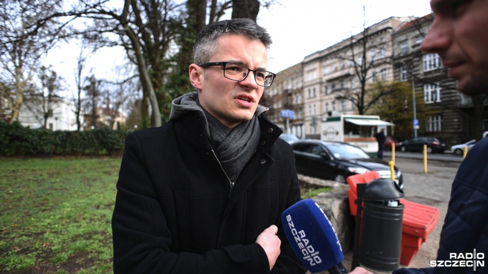 Grupa kilkunastu mieszkańców wraz z przedstawicielem miasta odwiedziła proponowane przez urzędników lokalizacje pomnika Piłsudskiego. Fot. Kamila Kozioł [Radio Szczecin]