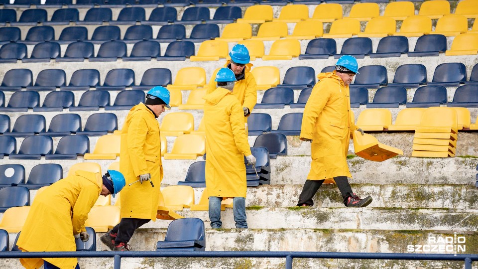 Krzesełka znikają ze stadionu Pogoni Szczecin. Fot. Robert Stachnik [Radio Szczecin]