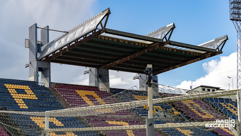 Po zakończeniu przebudowy stadionu zadaszone ma być wszystkie 20 tysięcy miejsc. Fot. Robert Stachnik [Radio Szczecin]