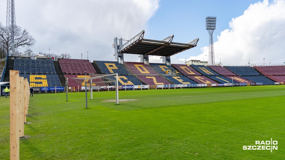 Po zakończeniu przebudowy stadionu zadaszone ma być wszystkie 20 tysięcy miejsc. Fot. Robert Stachnik [Radio Szczecin]