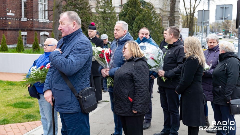 Potem uczestnicy obchodów przemieścili się pod pomnik Lecha Kaczyńskiego, gdzie odbyła się druga część uroczystości. Fot. Robert Stachnik [Radio Szczecin]