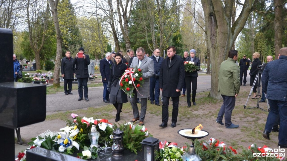 Przy grobie posła Sebastiana Karpiniuka rozpoczęły się w Kołobrzegu obchody 9. rocznicy Katastrofy Smoleńskiej. Fot. Przemysław Polanin [Radio Szczecin]