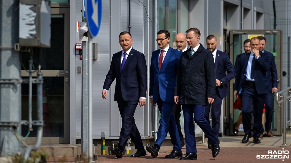 Prezydent Andrzej Duda oraz premier Mateusz Morawiecki biorą udział w podpisaniu umowy na dofinansowanie rozbudowy gazoportu ze środków Unii Europejskiej. Fot. Łukasz Szełemej [Radio Szczecin]