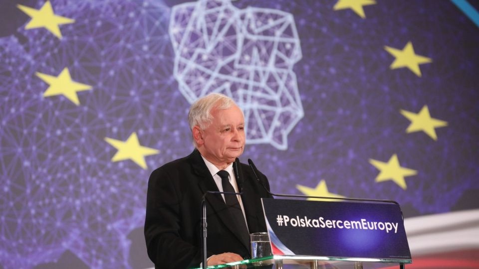 Na konferencji prasowej w Krakowie Jarosław Kaczyński powiedział, że pierwsze dodatkowe emerytury trafiły już na konta świadczeniobiorców. Fot. twitter.com/pisorgpl