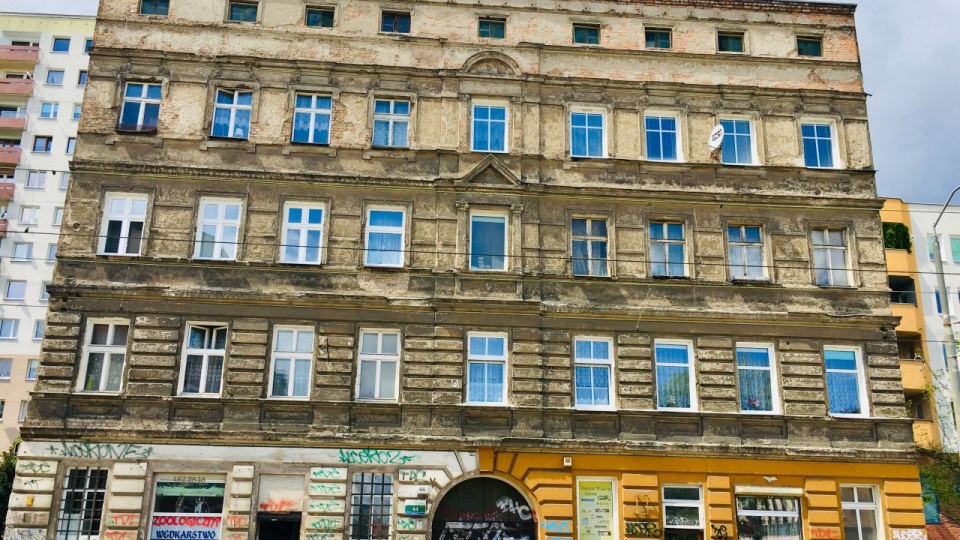 Ozdobiony budynek przy alei Powstańców Wielkopolskich 44. Fot. Anna Łukaszek [Radio Szczecin]