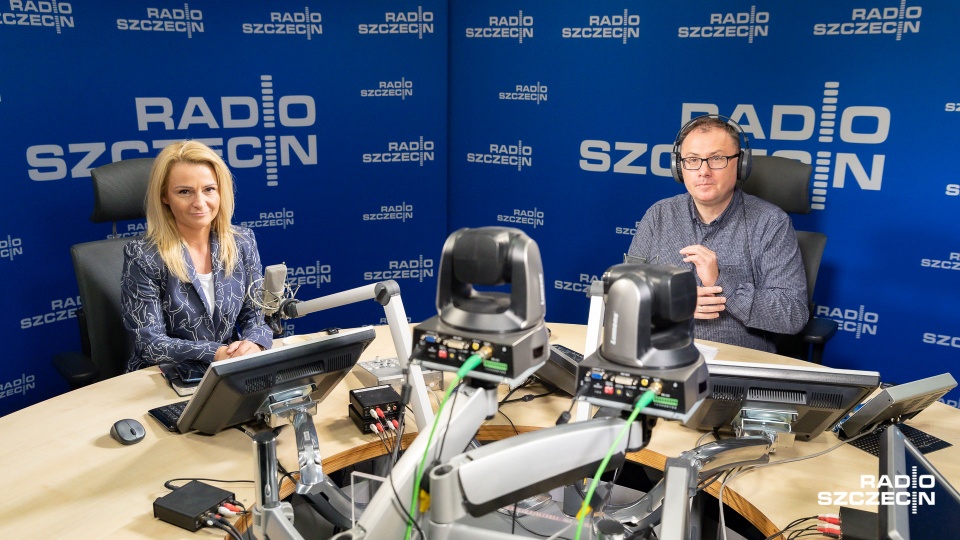 Olimpia Tomczyk-Iwko i red. Przemysław Szymańczyk, "Rozmowa pod krawatem". Fot. Robert Stachnik [Radio Szczecin]