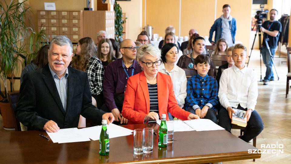 Interpretacje utworów są poddawane ocenie konkursowego jury. W komisji konkursu zasiadają m.in. Zachodniopomorska Kurator Oświaty Magdalena Zarębska-Kulesza oraz Konrad Wojtyła z Radia Szczecin. Fot. Robert Stachnik [Radio Szczecin]