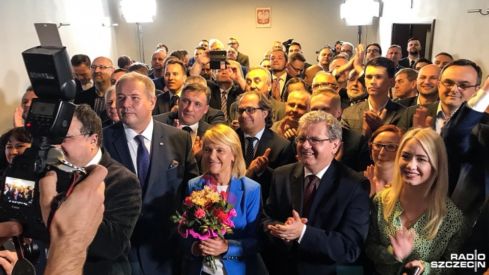 W niedzielę, gdy ogłoszono pierwsze sondażowe wyniki zachodniopomorscy działacze PiS nie kryli radości - podkreślali, że zyskali poparcie także w naszym, tradycyjnie trudnym dla nich okręgu. Fot. Łukasz Szełemej [Radio Szczecin]