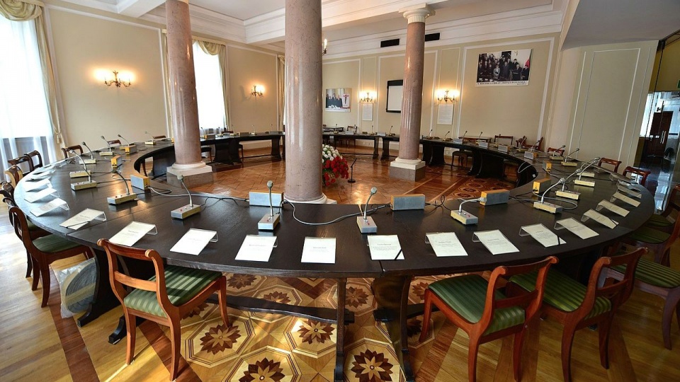 Okrągły stół eksponowany w Sali Okrągłego Stołu w Pałacu Prezydenckim w Warszawie. Fot. www.wikipedia.org / Adrian Grycuk