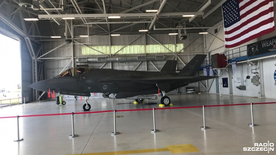 Minister Obrony Mariusz Błaszczak swój pobyt w USA rozpoczął od wizyty w Eglin - bazie sił powietrznych USA. Fot. Jan Pachlowski [Radio Szczecin]