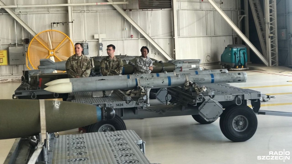 Minister Obrony Mariusz Błaszczak swój pobyt w USA rozpoczął od wizyty w Eglin - bazie sił powietrznych USA. Fot. Jan Pachlowski [Radio Szczecin]