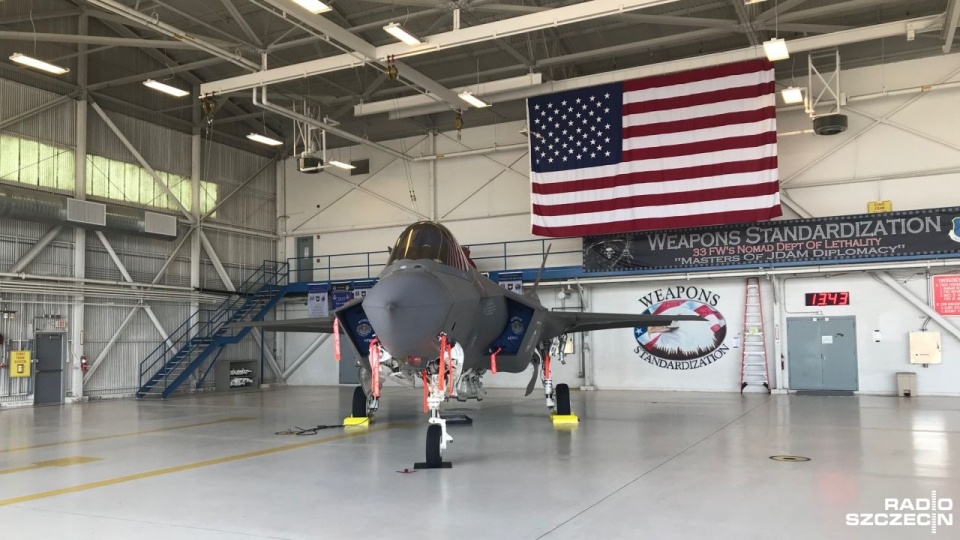 Minister Obrony Mariusz Błaszczak swój pobyt w USA rozpoczął od wizyty w Eglin - bazie sił powietrznych USA. Fot. Jan Pachlowski [Radio Szczecin]