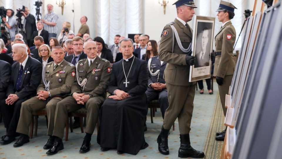 W Pałacu Prezydenckim odbyła się uroczystość wręczenia not identyfikacyjnych rodzinom ofiar reżimu komunistycznego i zbrodni dokonanych przez UPA. Fot. Krzysztof Sitkowski / KPRP