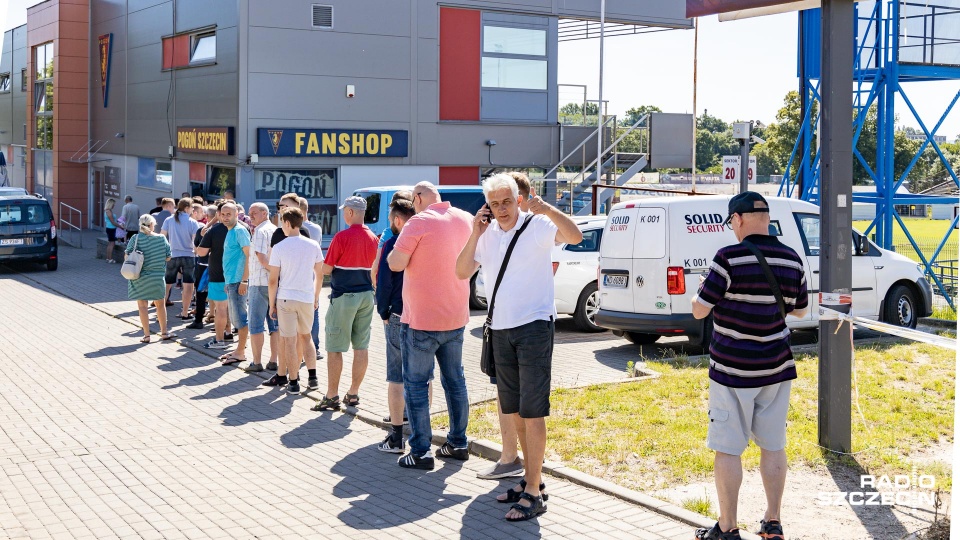 Jedno krzesełko kosztowało 2 złote. Kolejna pula będzie dostępna dla kibiców w następnym etapie budowy, gdy rozbierana będzie niska trybuna. Fot. Robert Stachnik [Radio Szczecin]