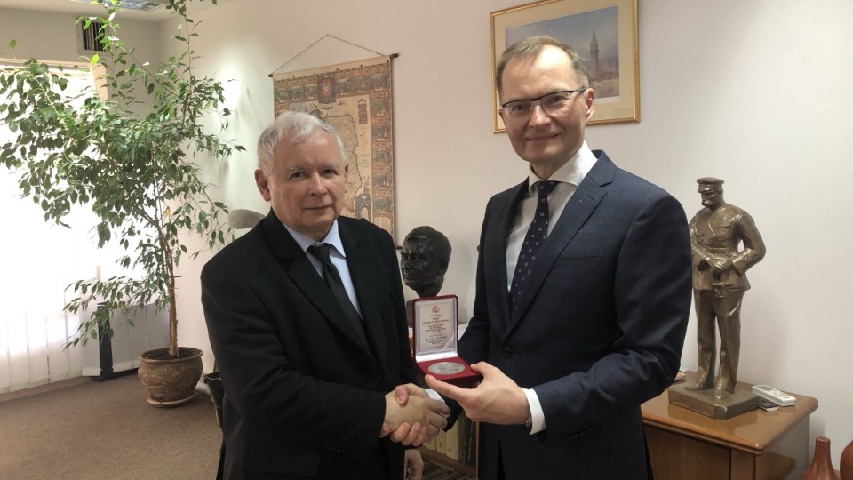 Rektor osobiście wręczył medal 70-lecia PUM za wsparcie i pomoc dla uczelni prezesowi Prawa i Sprawiedliwości Jarosławowi Kaczyńskiemu. Fot. Pomorski Uniwersytet Medyczny w Szczecinie