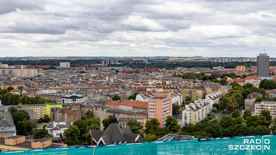 Przy al. Wyzwolenia - w rejonie Hotelu Dana - do góry pnie się wieżowiec Hanza Tower. Fot. Robert Stachnik [Radio Szczecin]