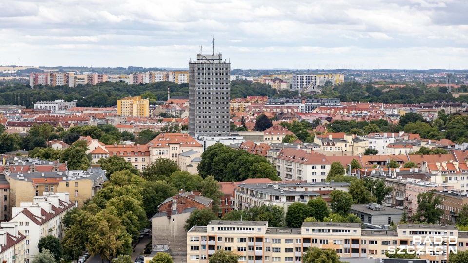 Przy al. Wyzwolenia - w rejonie Hotelu Dana - do góry pnie się wieżowiec Hanza Tower. Fot. Robert Stachnik [Radio Szczecin]