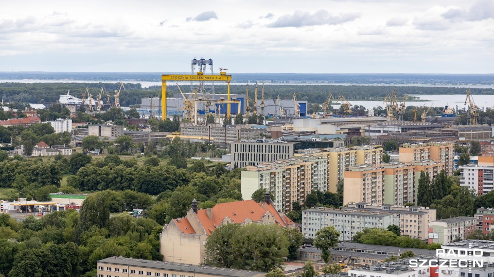 Przy al. Wyzwolenia - w rejonie Hotelu Dana - do góry pnie się wieżowiec Hanza Tower. Fot. Robert Stachnik [Radio Szczecin]