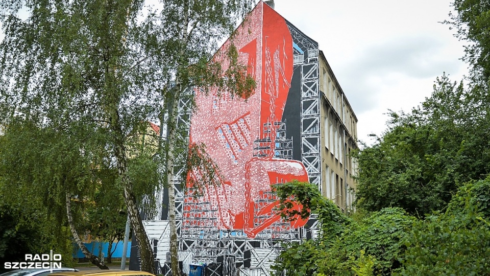 Mural, który powstawał tydzień można oglądać przy ulicy Chmielewskiego 8. Fot. Łukasz Szełemej [Radio Szczecin]